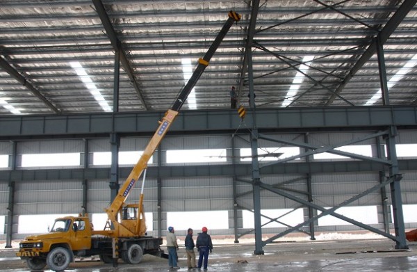 鋼結(jié)構(gòu)廠房是怎樣報(bào)價(jià)的？每平米報(bào)價(jià)？按噸報(bào)價(jià)？