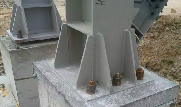 鋼結(jié)構(gòu)工程基礎(chǔ)螺栓位移無(wú)法安裝鋼構(gòu)件？